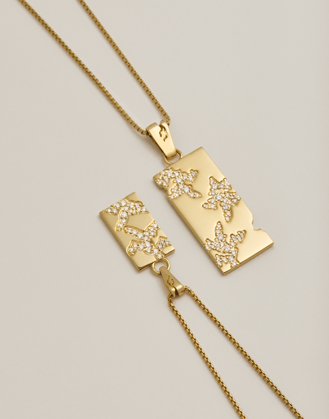 Gold necklace with diamonds